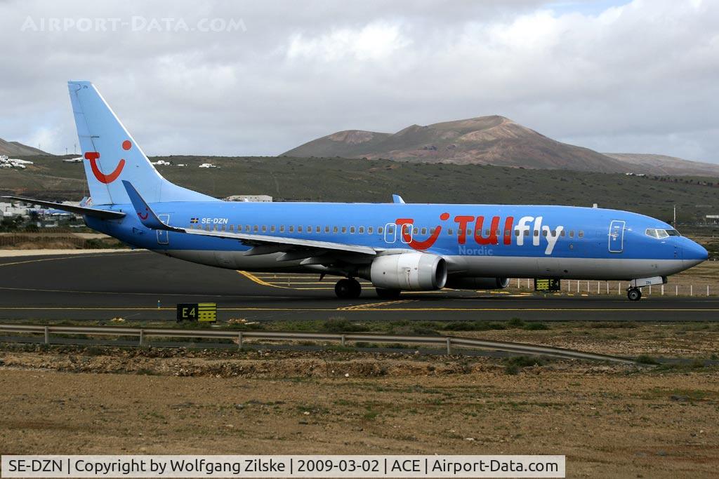 SE-DZN, 2002 Boeing 737-804 C/N 32903, visitor