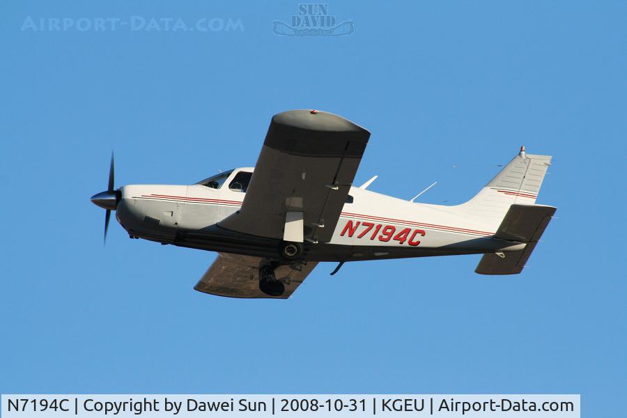 N7194C, 1975 Piper PA-28R-200 C/N 28R-7635096, Taking off