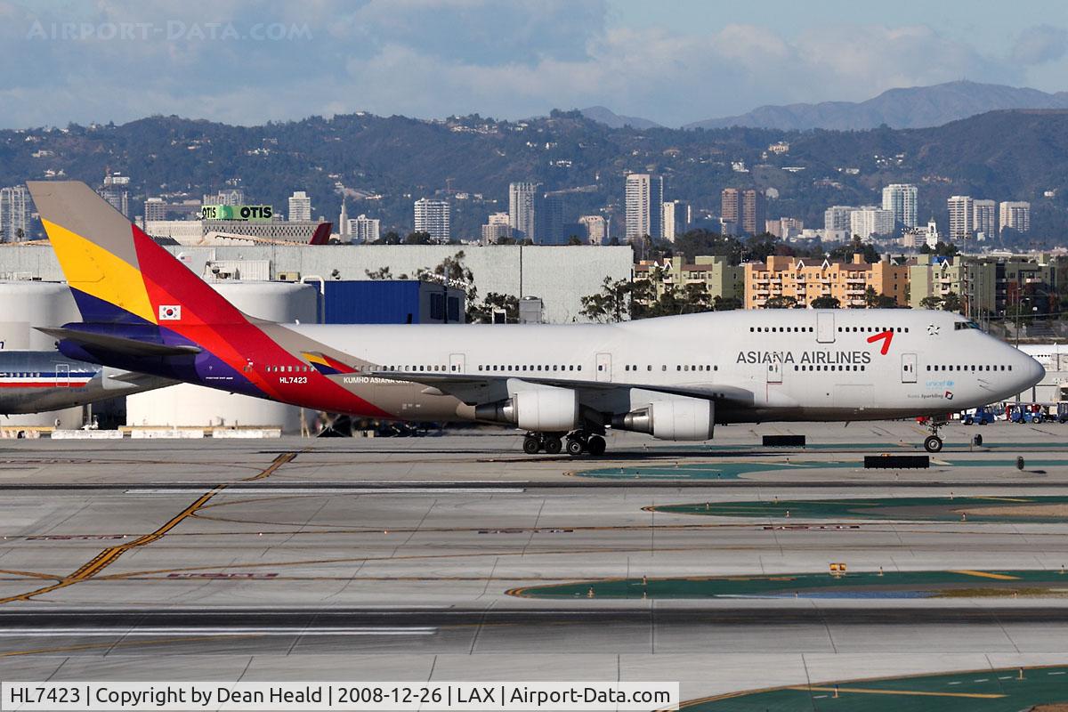 HL7423, 1997 Boeing 747-48EM(F) C/N 27282, Taxiing to the gate after arrival on the North Complex.