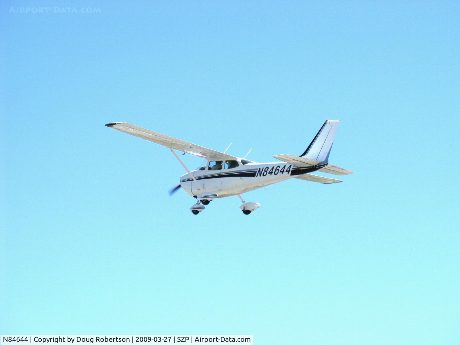 N84644, 1969 Cessna 172K Skyhawk C/N 17258559, 1969 Cessna 172K, Lycoming O-320-E2D 150 Hp, takeoff climb Rwy 04
