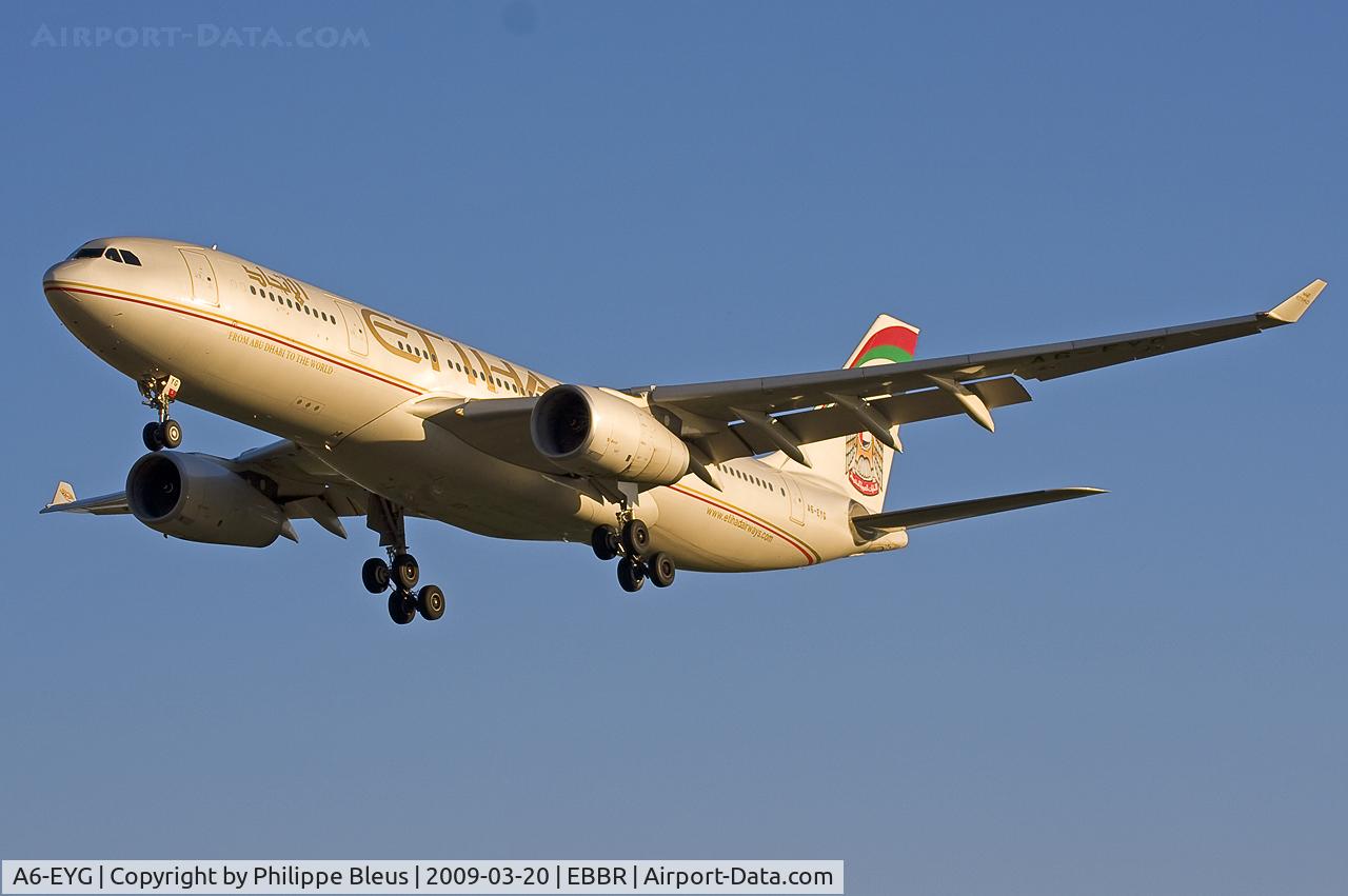 A6-EYG, 2006 Airbus A330-243 C/N 724, Straight from Abu Dhabi as Flight EY055, half an hour late, short final rwy 02.