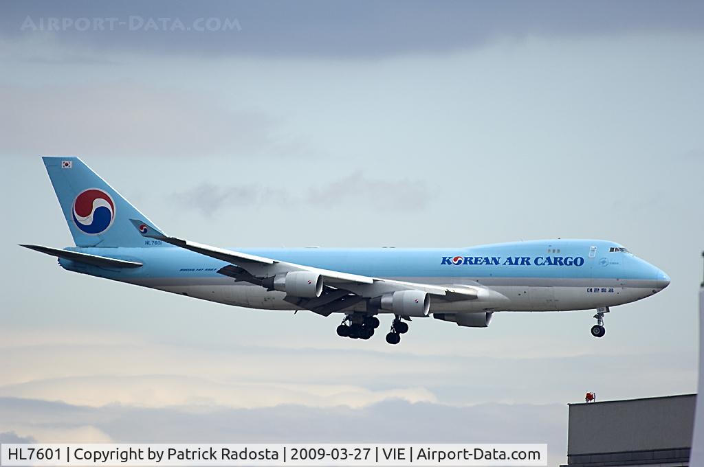 HL7601, 2004 Boeing 747-4B5F/SCD C/N 33949, Korean Air Cargo on Approach RWY 16 in VIE