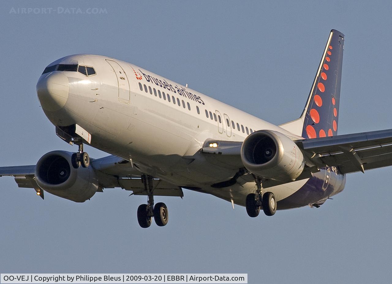 OO-VEJ, 1989 Boeing 737-405 C/N 24271, Short final rwy 02. Notice white radome.