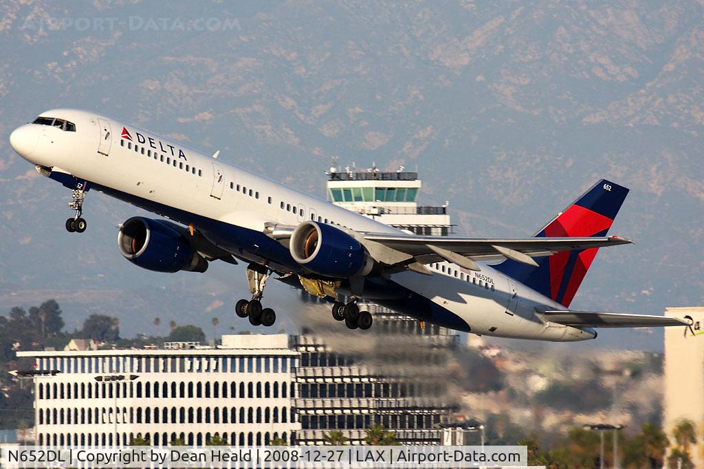 N652DL, 1989 Boeing 757-232 C/N 24392, Delta Air Lines N652DL (FLT DAL610) climbing out from RWY 25R enroute to John F Kennedy Int'l (KJFK).