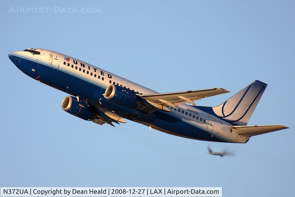 N372UA, 1989 Boeing 737-322 C/N 24637, Get the United 733's while you still can...seen here is United Airlines N372UA (FLT UAL930) climbing out from RWY 25R while a United Airlines 767-322(ER) N675UA is on downwind arriving from Honolulu Int'l (PHNL). United is phasing out the 733's.
