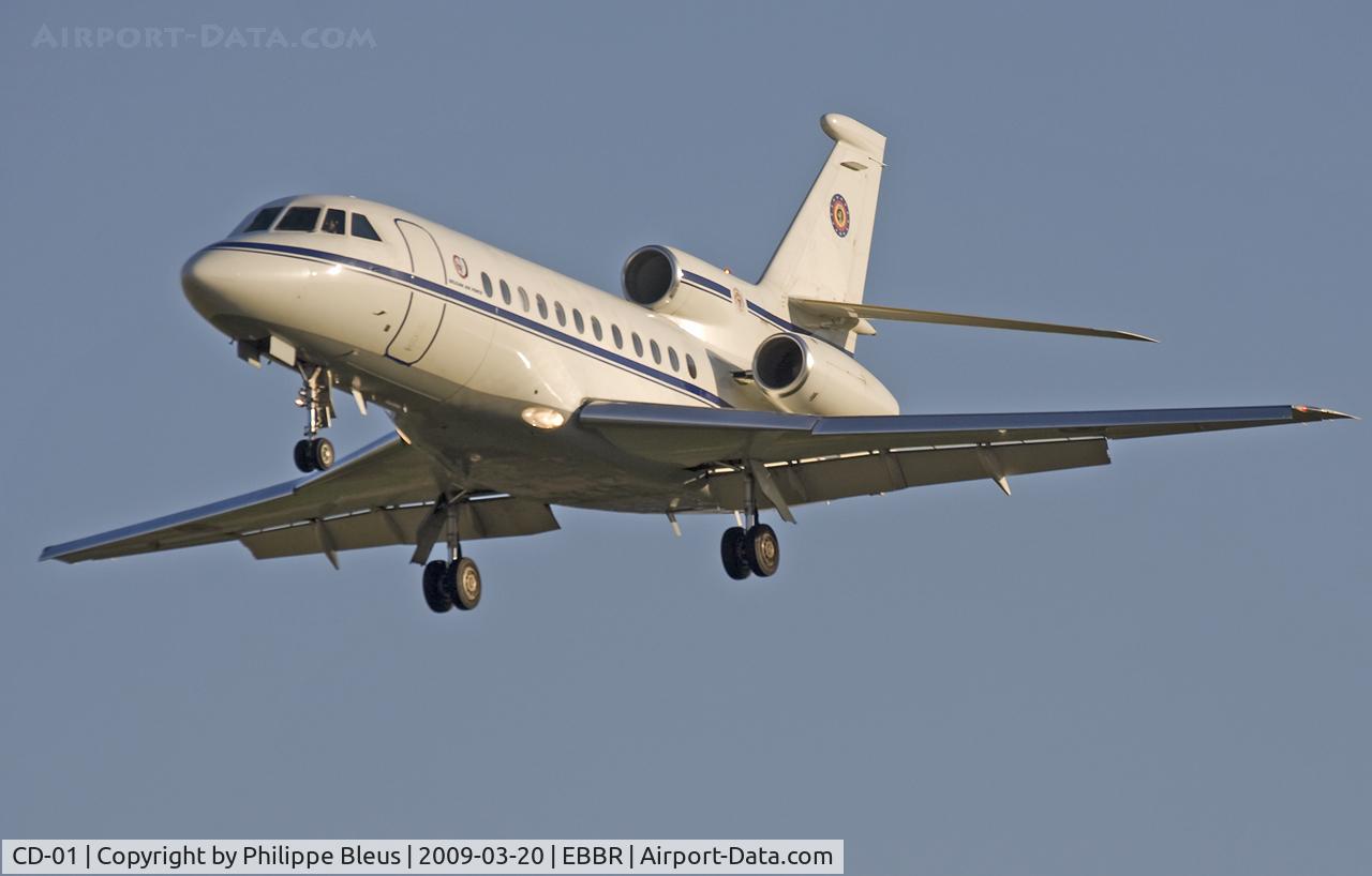 CD-01, 1991 Dassault Falcon 900B C/N 109, Pilots must have a BALL flying such a plane. Here on short final rwy 02.