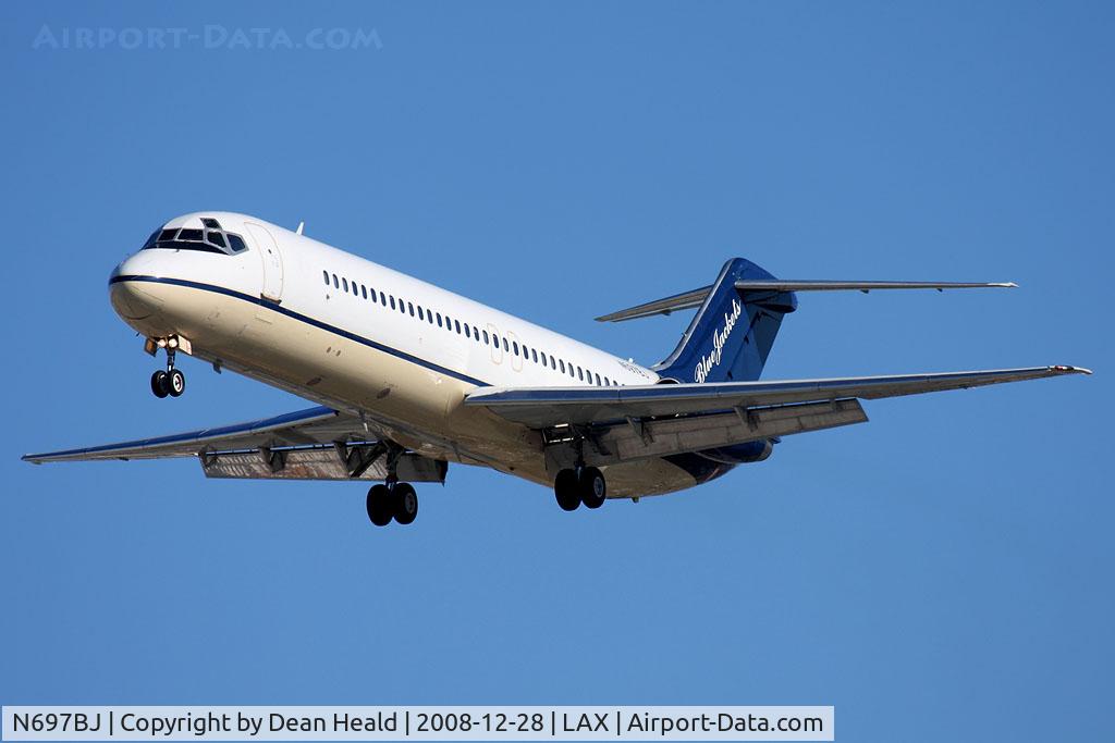N697BJ, 1979 McDonnell Douglas DC-9-32 C/N 47799, The team aircraft of the NHL Columbus Blue Jackets hockey team (N697BJ) from Salina Municipal (KSLN) on short final to RWY 25L. They are here to play the Los Angeles Kings tomorrow - Dec 29, 2008.