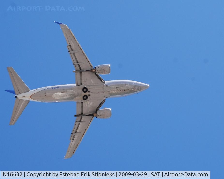 N16632, 1995 Boeing 737-524 C/N 27900, Just over Broadway after departing 12 R SAT