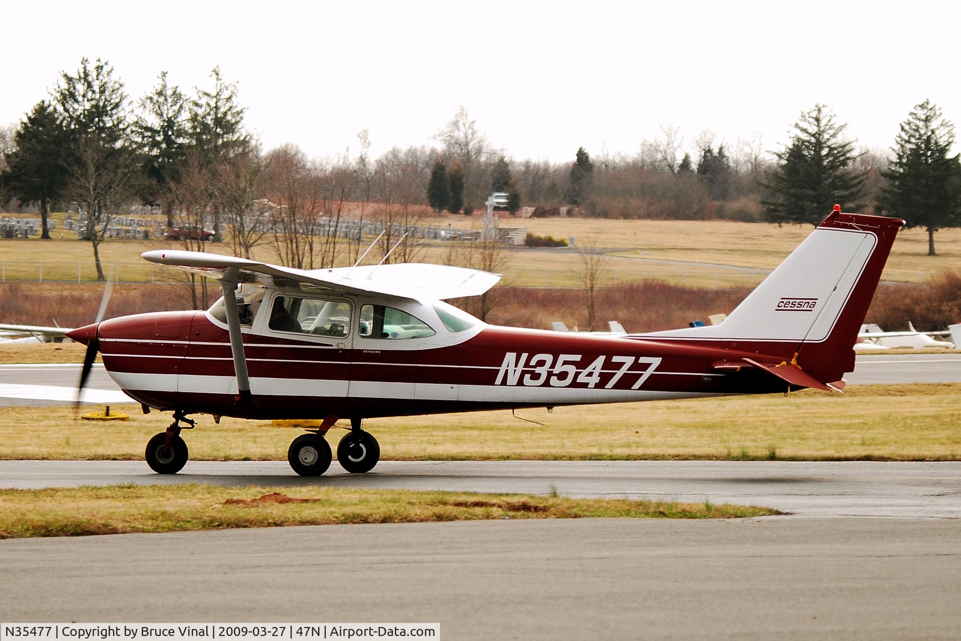 N35477, 1968 Cessna 172I C/N 17256790, 172 taxis out to Two Five