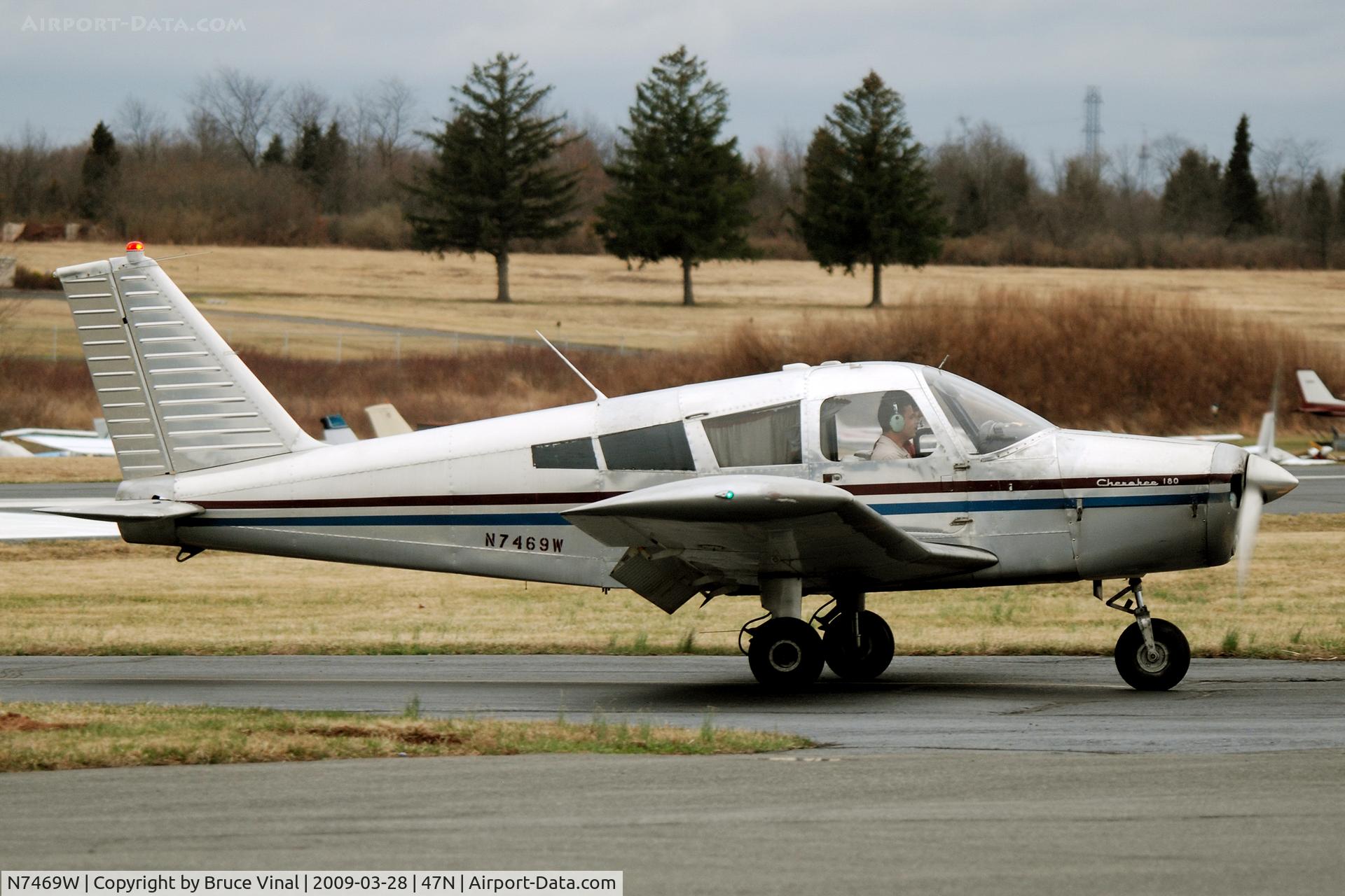 N7469W, 1963 Piper PA-28-180 C/N 28-1372, A Classic Cherokee on a late afternoon flight