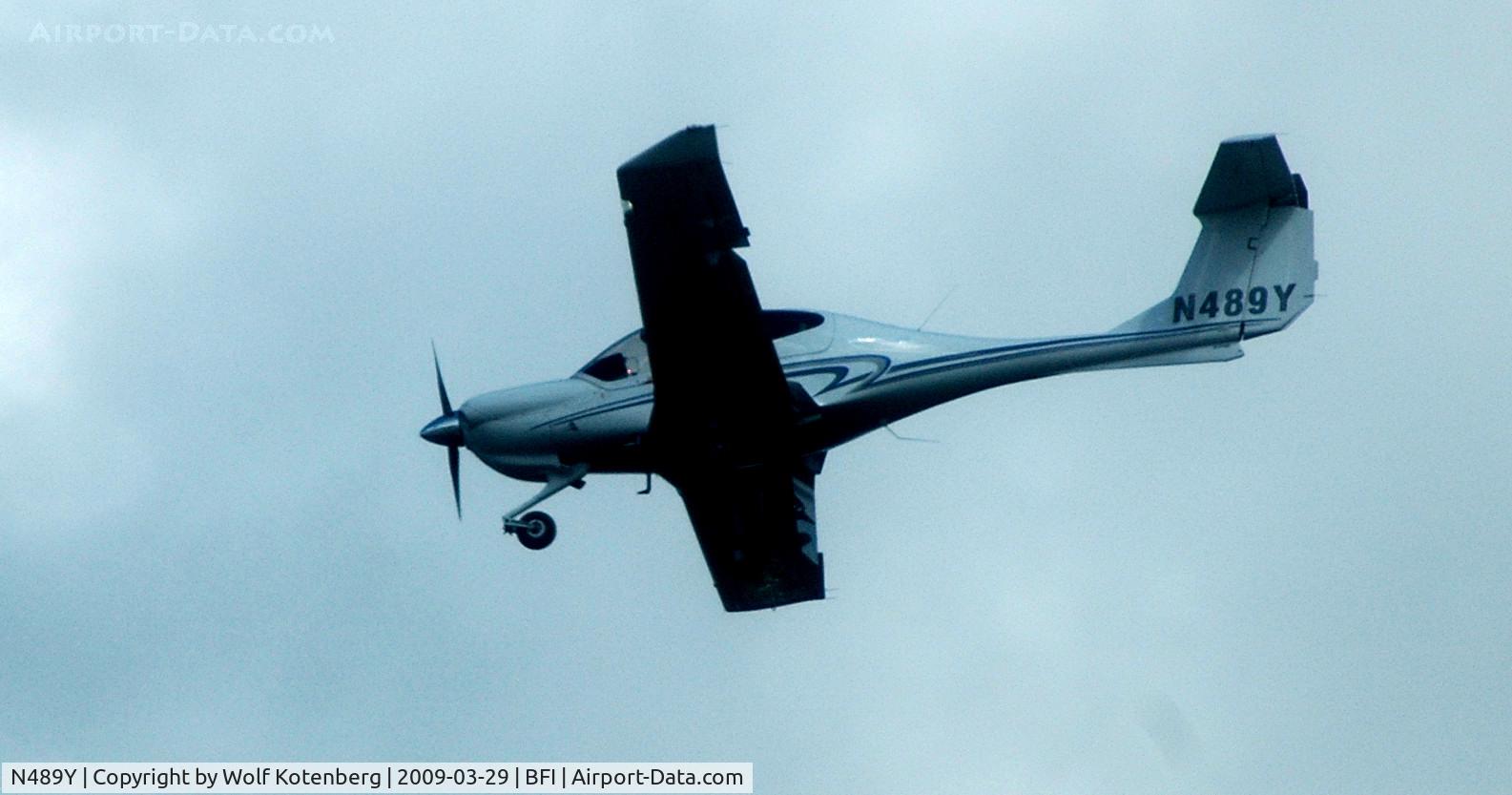 N489Y, 2007 Diamond DA-40 Diamond Star C/N 40.894, flying the pattern at BOEING field, in Seattle
