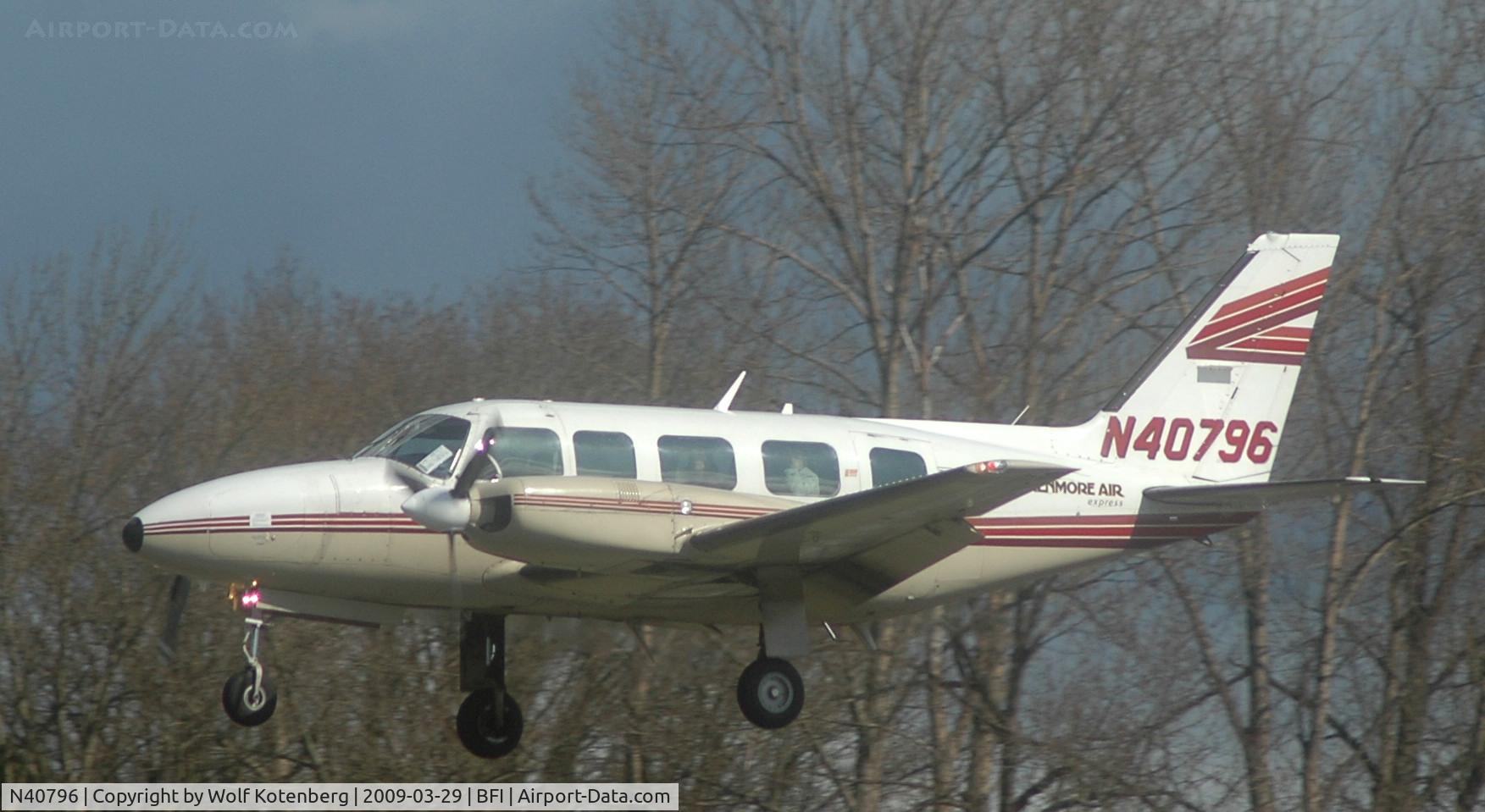 N40796, Piper PA-31-350 Chieftain C/N 31-8152084, and to your left, smile for the photographer