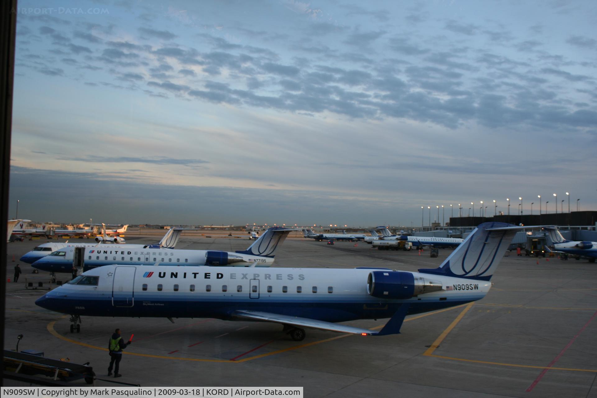 N909SW, 2001 Bombardier CRJ-200LR (CL-600-2B19) C/N 7558, CL-600-2B19