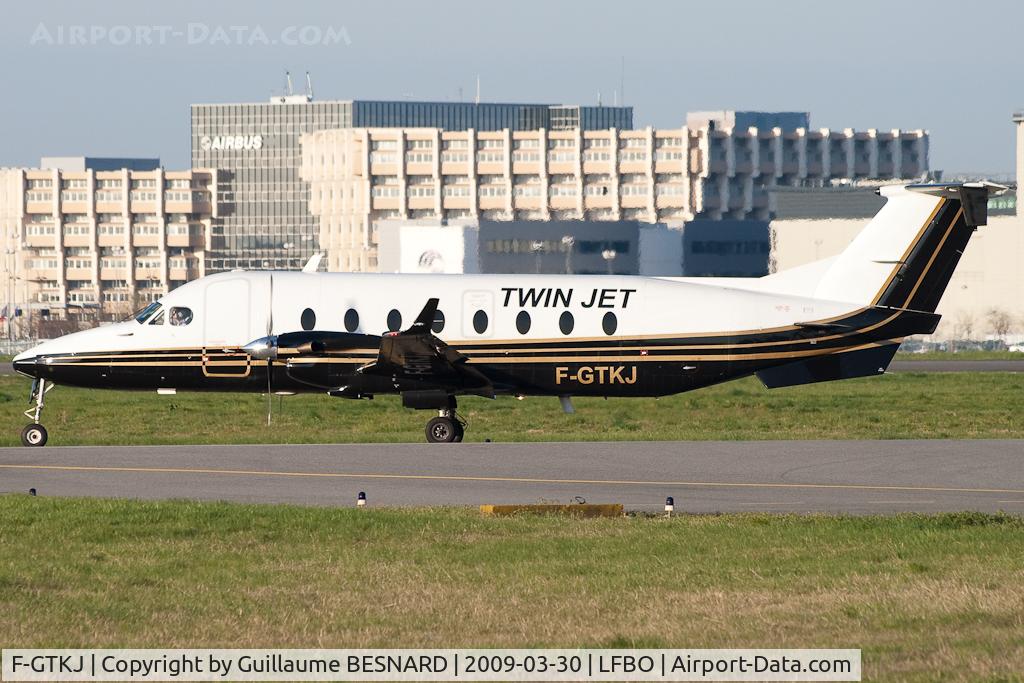 F-GTKJ, 1998 Beech 1900D C/N UE-348, Taking off 32R