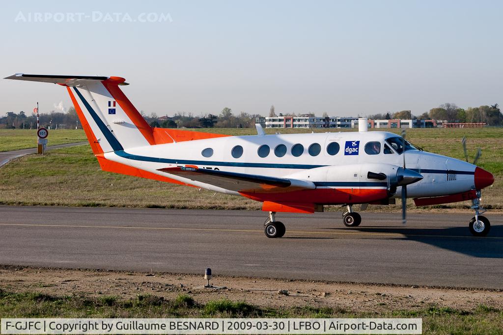 F-GJFC, 1989 Beech B200 King Air C/N BB-1347, Taxiing 32R.
