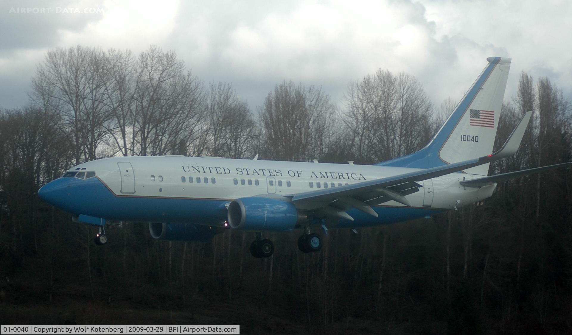 01-0040, 2000 Boeing C-40B (737-7DM BBJ) C/N 29971, seconds from touch down