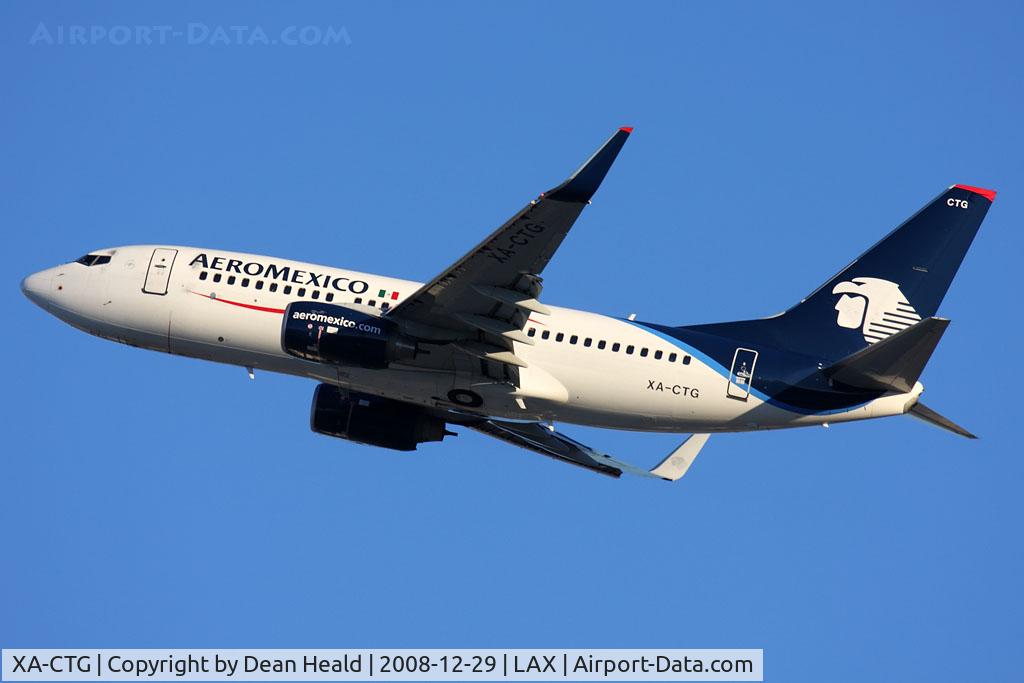XA-CTG, 2007 Boeing 737-752 C/N 35123, Aeroméxico XA-CTG (FLT AMX18) climbing out from RWY 25R enroute to Mexico City - Licenciado Benito Juarez Int'l (MMMX).
