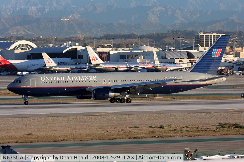 N675UA, 2000 Boeing 767-322 C/N 29243, United Airlines N675UA (FLT UAL84) exitting RWY 25L after arrival from Honolulu Int'l (PHNL).