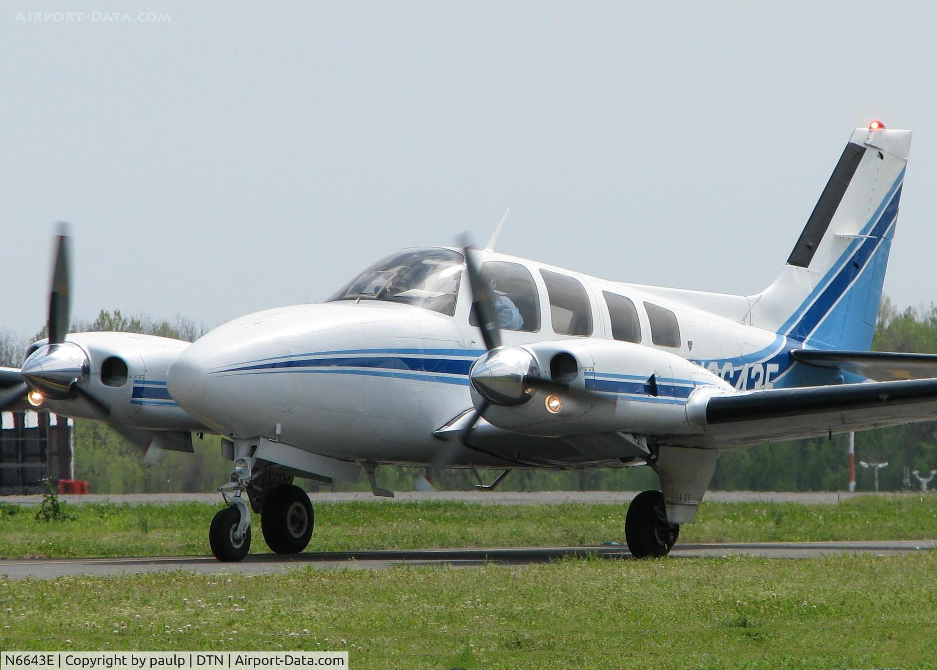 N6643E, 1979 Beech 58P Baron C/N TJ-215, Taxiing to runway 14 on taxiway Foxtrot at the Shreveport Downtown airport.