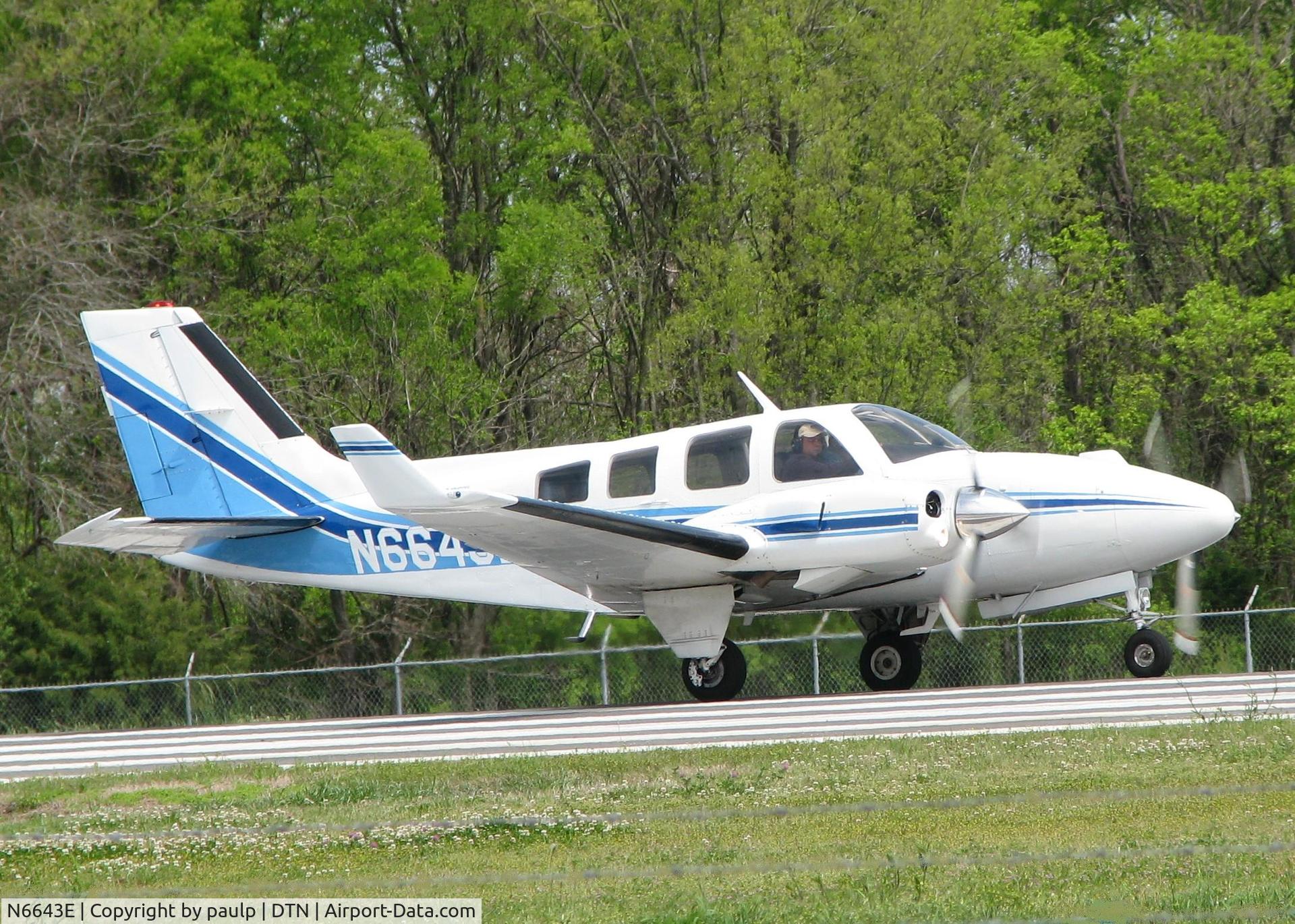 N6643E, 1979 Beech 58P Baron C/N TJ-215, Starting to roll for take off on 14 at the Shreveport Downtown airport.