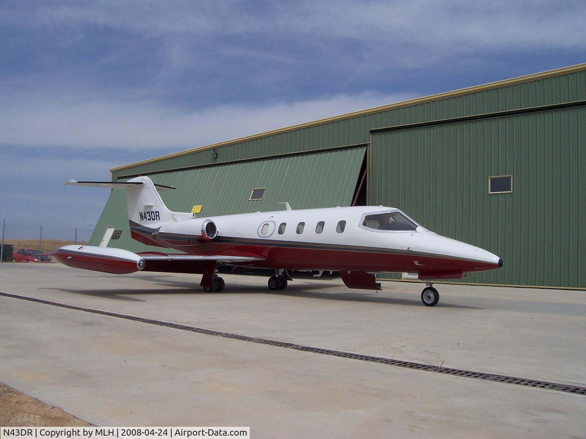 N43DR, Gates Learjet 25D C/N 353, New Paint