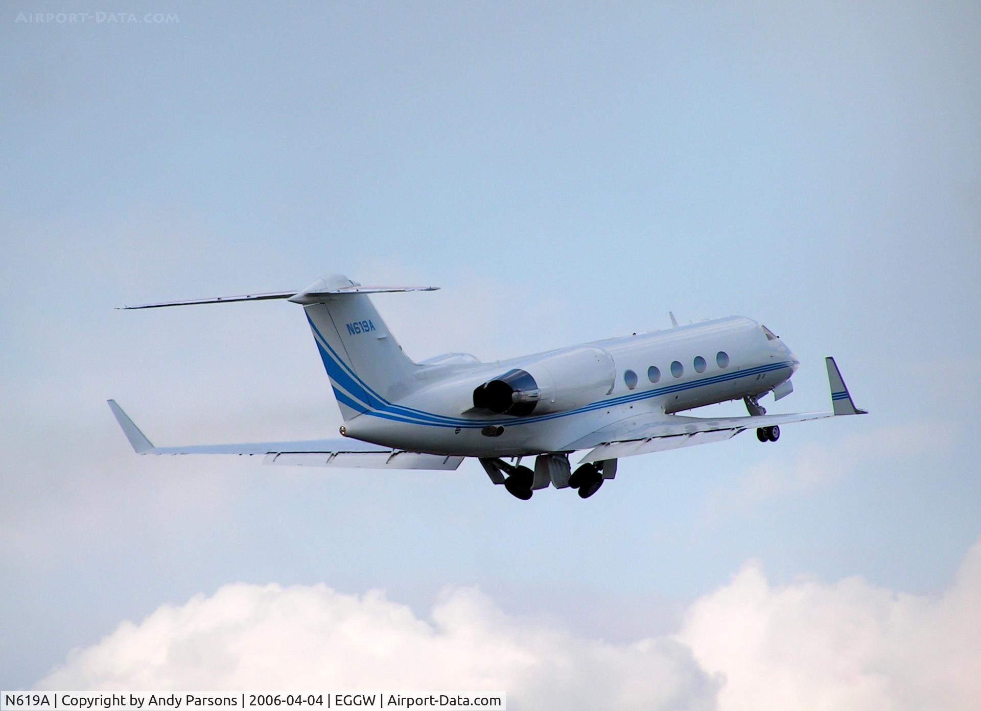 N619A, 1990 Gulfstream Aerospace Gulfstream IV C/N 1123, Departing Luton
