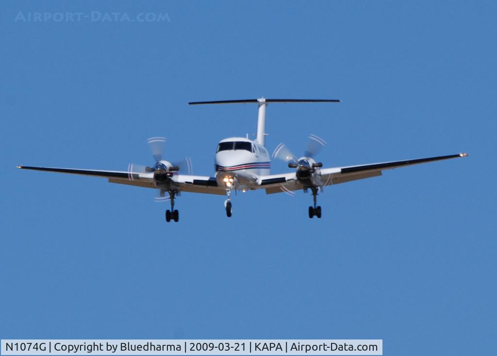 N1074G, 1996 Raytheon B200 King Air C/N BB-1534, On final apporach to 17L.