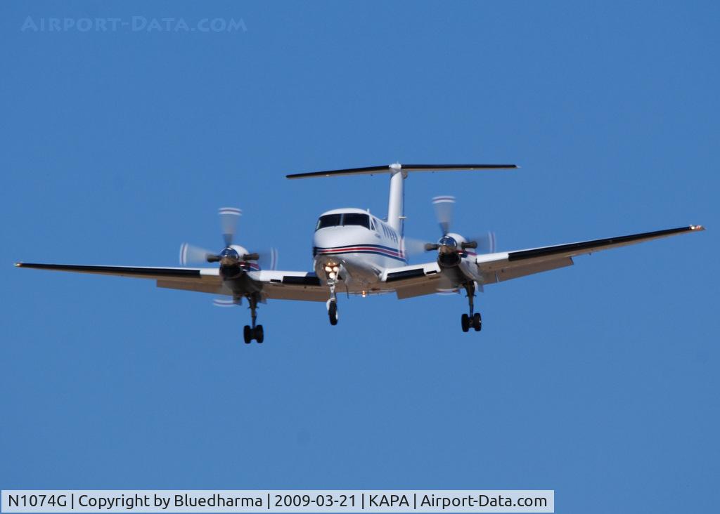 N1074G, 1996 Raytheon B200 King Air C/N BB-1534, On final apporach to 17L.