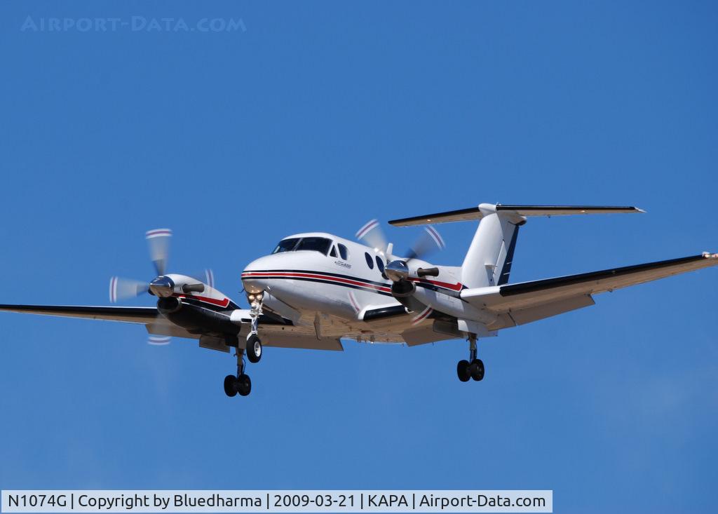 N1074G, 1996 Raytheon B200 King Air C/N BB-1534, On final apporach to 17L.