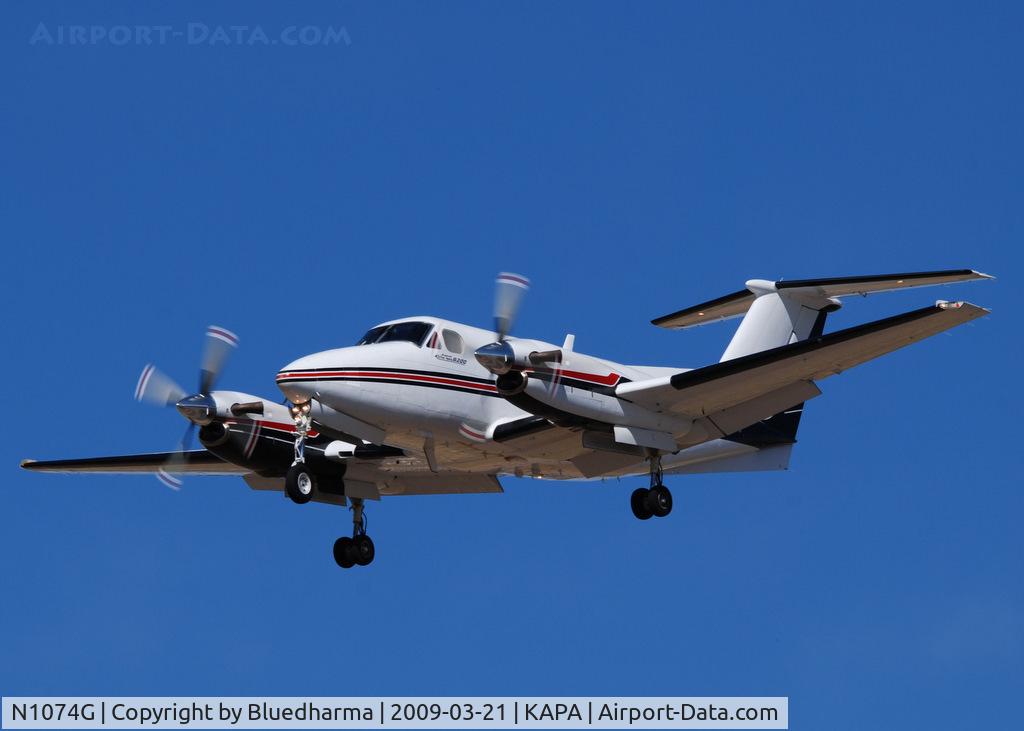 N1074G, 1996 Raytheon B200 King Air C/N BB-1534, On final apporach to 17L.