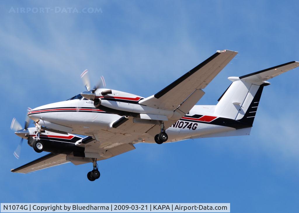 N1074G, 1996 Raytheon B200 King Air C/N BB-1534, On final apporach to 17L.