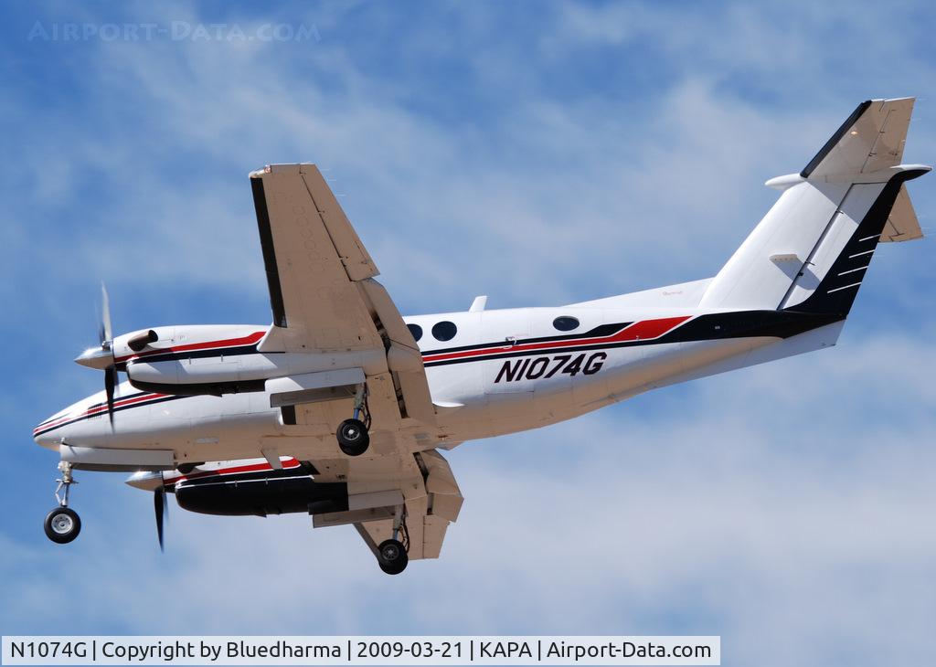 N1074G, 1996 Raytheon B200 King Air C/N BB-1534, On final apporach to 17L.