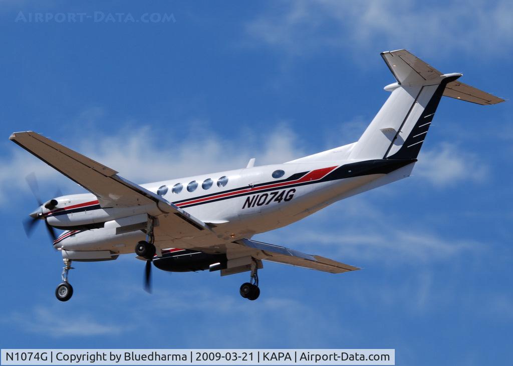 N1074G, 1996 Raytheon B200 King Air C/N BB-1534, On final apporach to 17L.