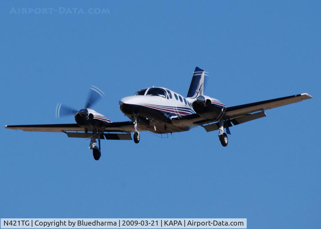 N421TG, Cessna 421C Golden Eagle C/N 421C0839, On final approach to 17L.