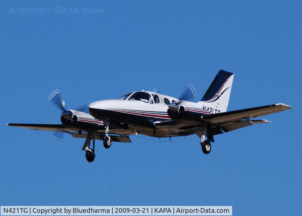N421TG, Cessna 421C Golden Eagle C/N 421C0839, On final approach to 17L.