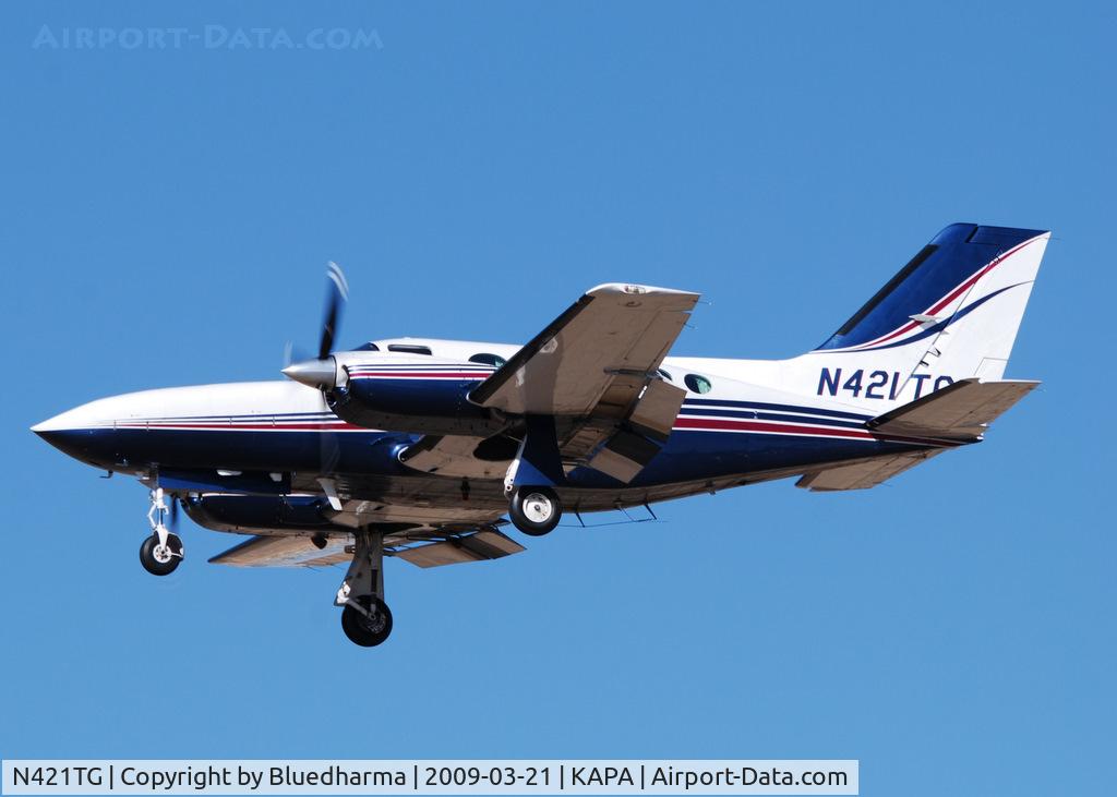 N421TG, Cessna 421C Golden Eagle C/N 421C0839, On final approach to 17L.