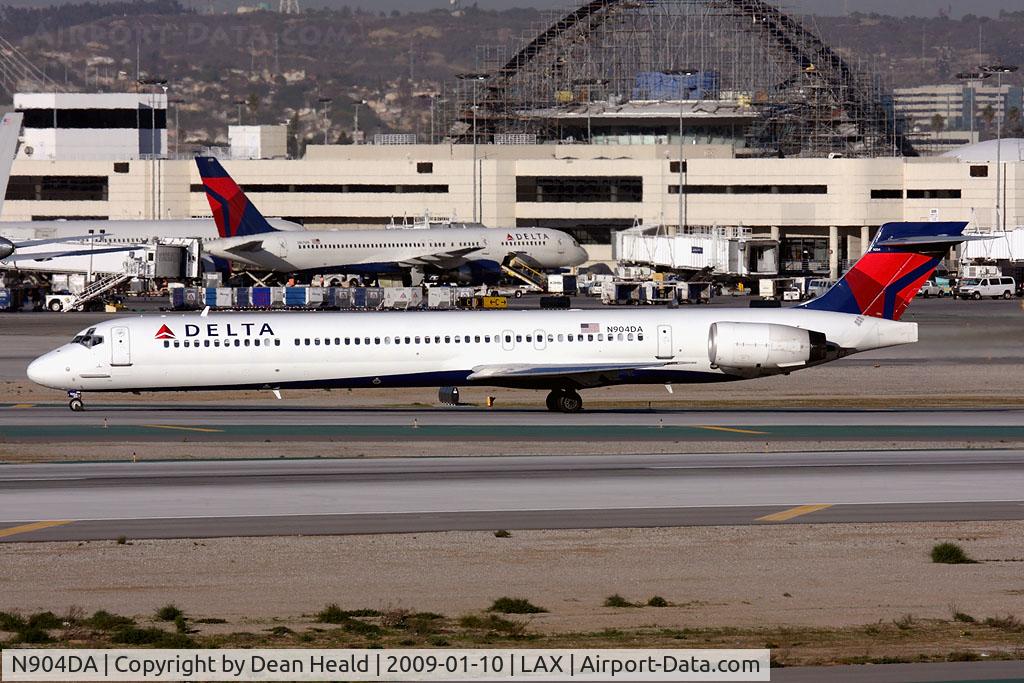 N904DA, 1995 McDonnell Douglas MD-90-30 C/N 53384, Holding short of RWY 25R.