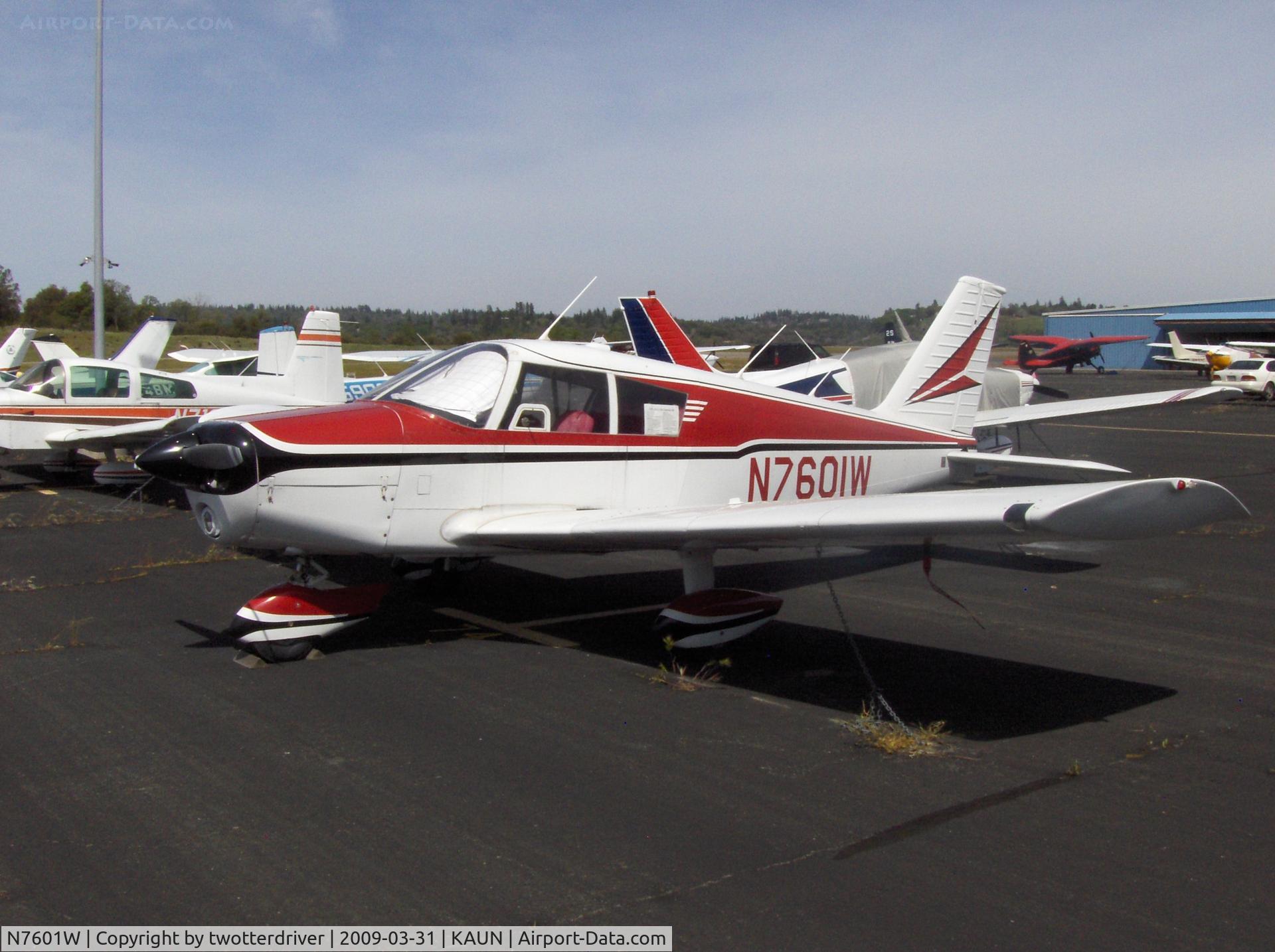 N7601W, 1964 Piper PA-28-180 C/N 28-1560, On the ramp