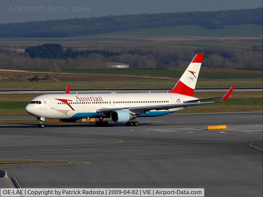 OE-LAE, 2000 Boeing 767-3Z9/ER C/N 30383, Taxiing to RWY 16 for a flight from VIE to DXB