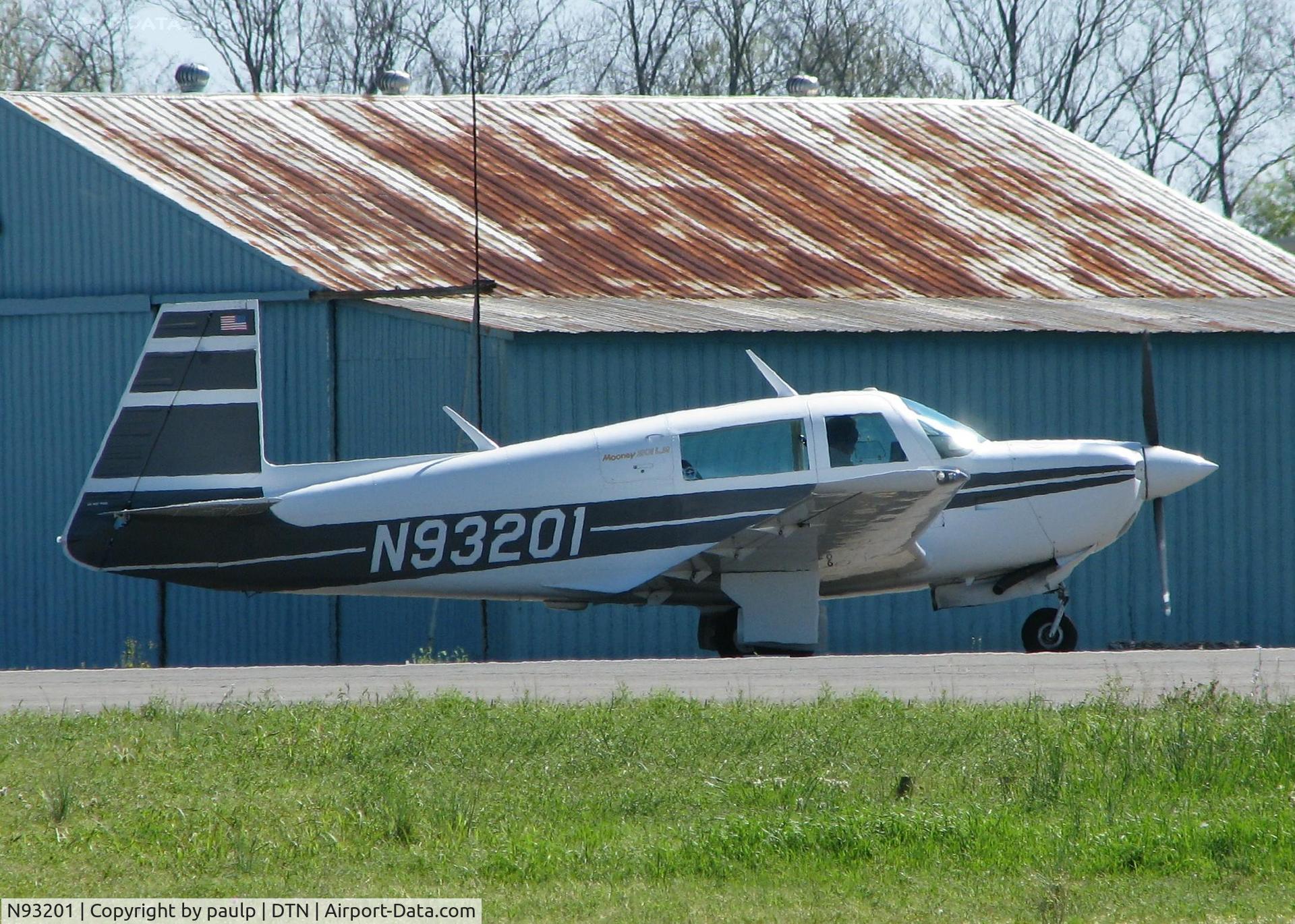 N93201, 1987 Mooney M20J 201 C/N 24-1618, Taking off from the Shreveport Downtown airport.