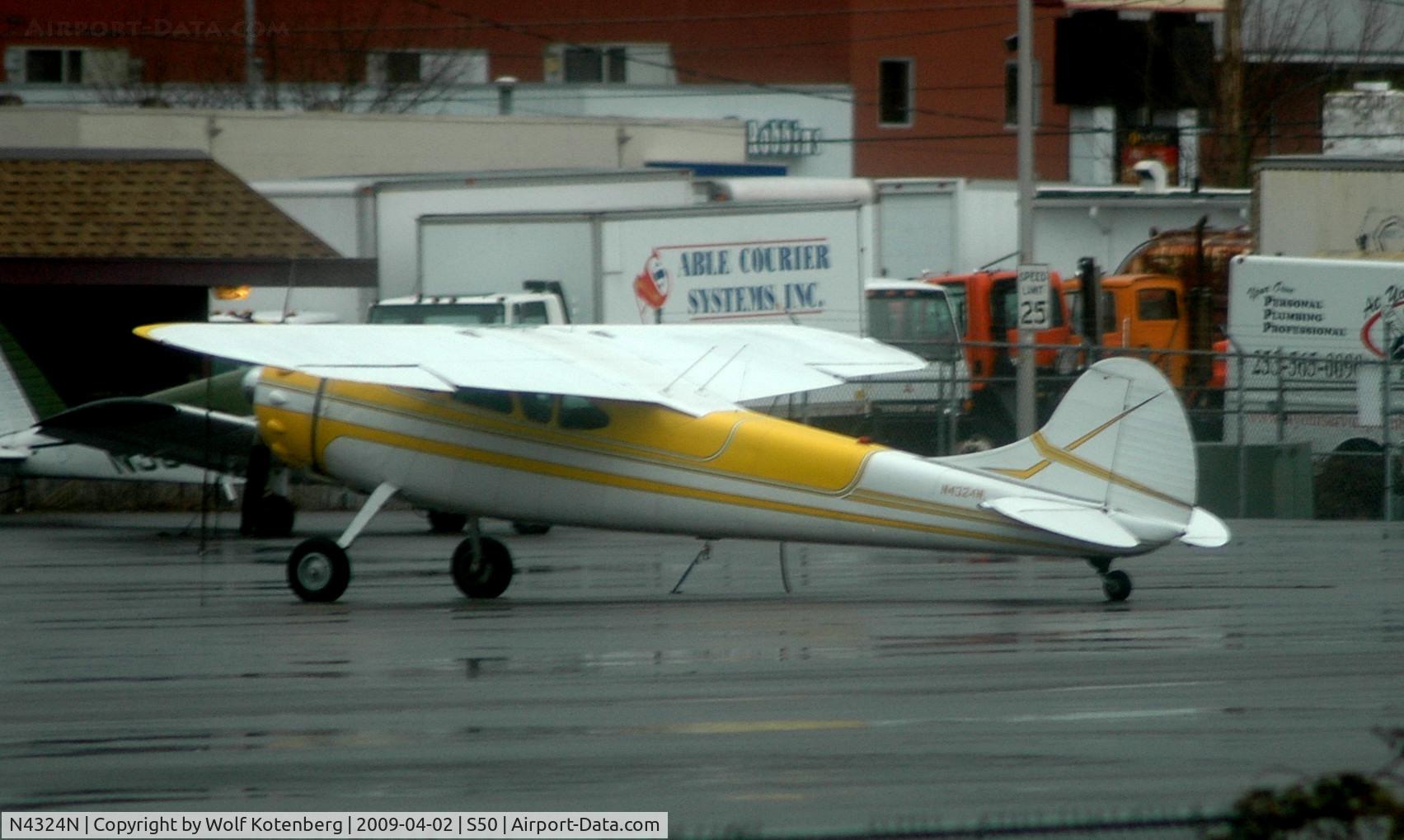 N4324N, 1948 Cessna 195A C/N 7085, Parked