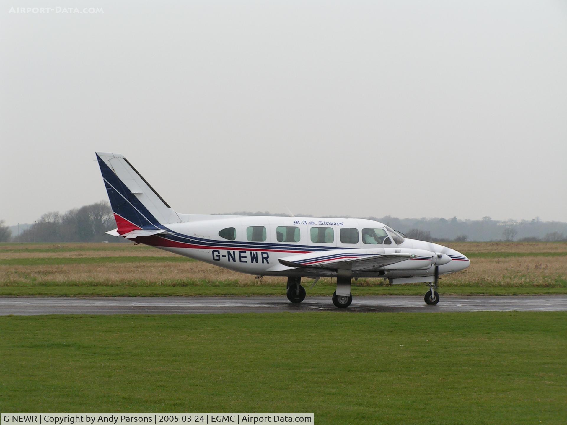 G-NEWR, 1979 Piper PA-31-350 Chieftain C/N 31-7952129, Departing Southend