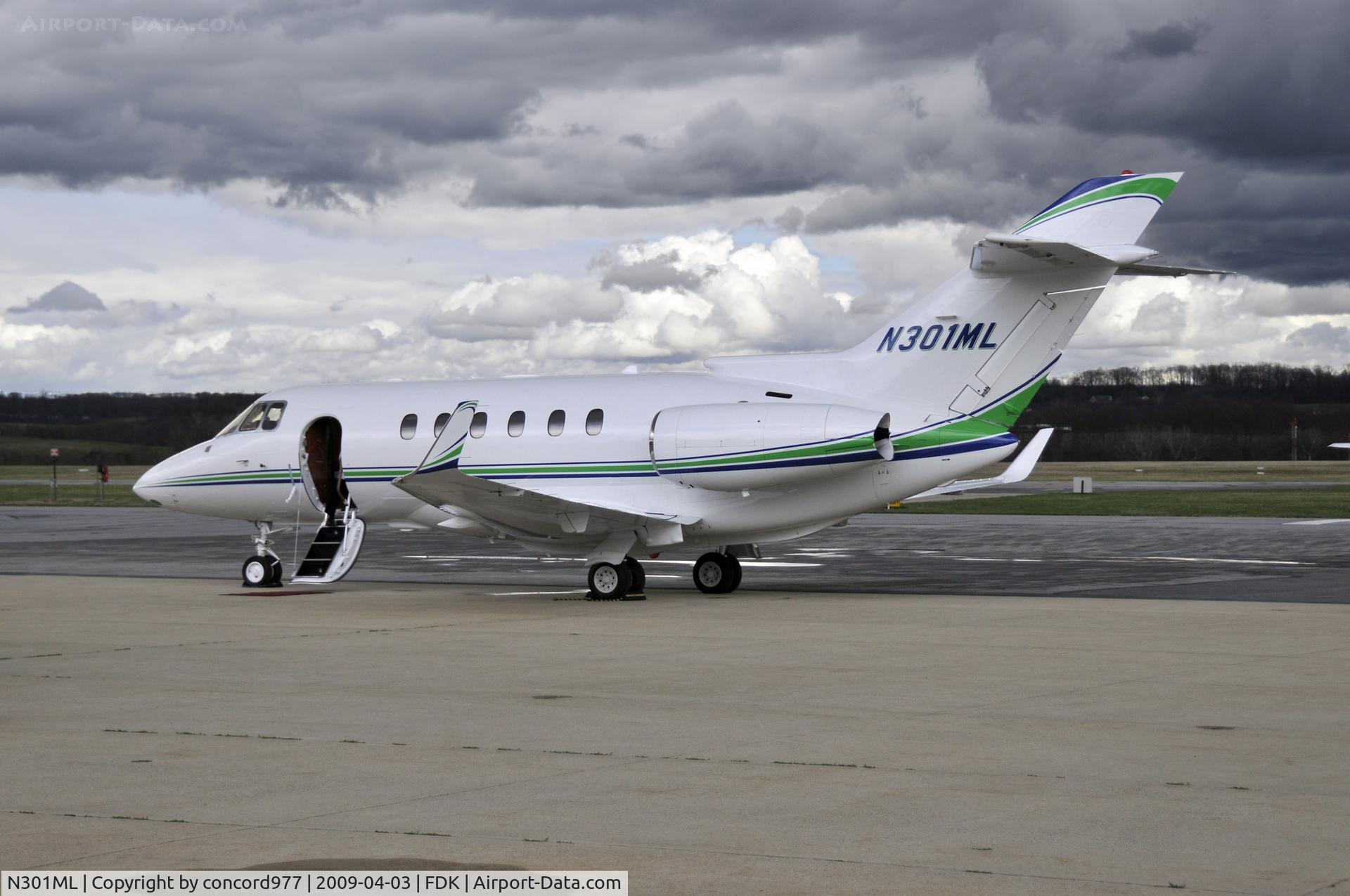 N301ML, 2008 Hawker Beechcraft 900XP C/N HA-0094, Shown before a departure to Cincinnati.