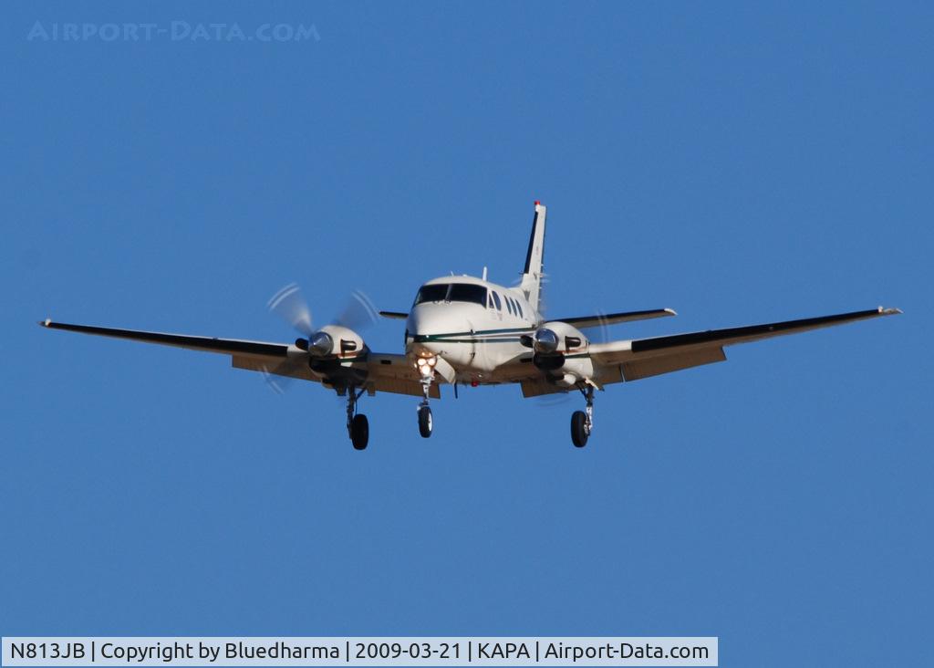 N813JB, 1980 Beech C90 King Air C/N LJ-899, On final approach to 17L.