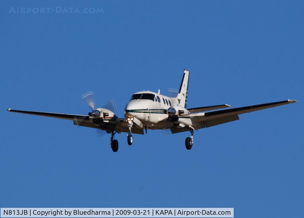 N813JB, 1980 Beech C90 King Air C/N LJ-899, On final approach to 17L.