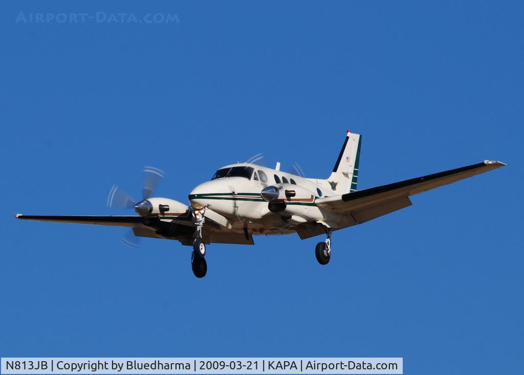 N813JB, 1980 Beech C90 King Air C/N LJ-899, On final approach to 17L.