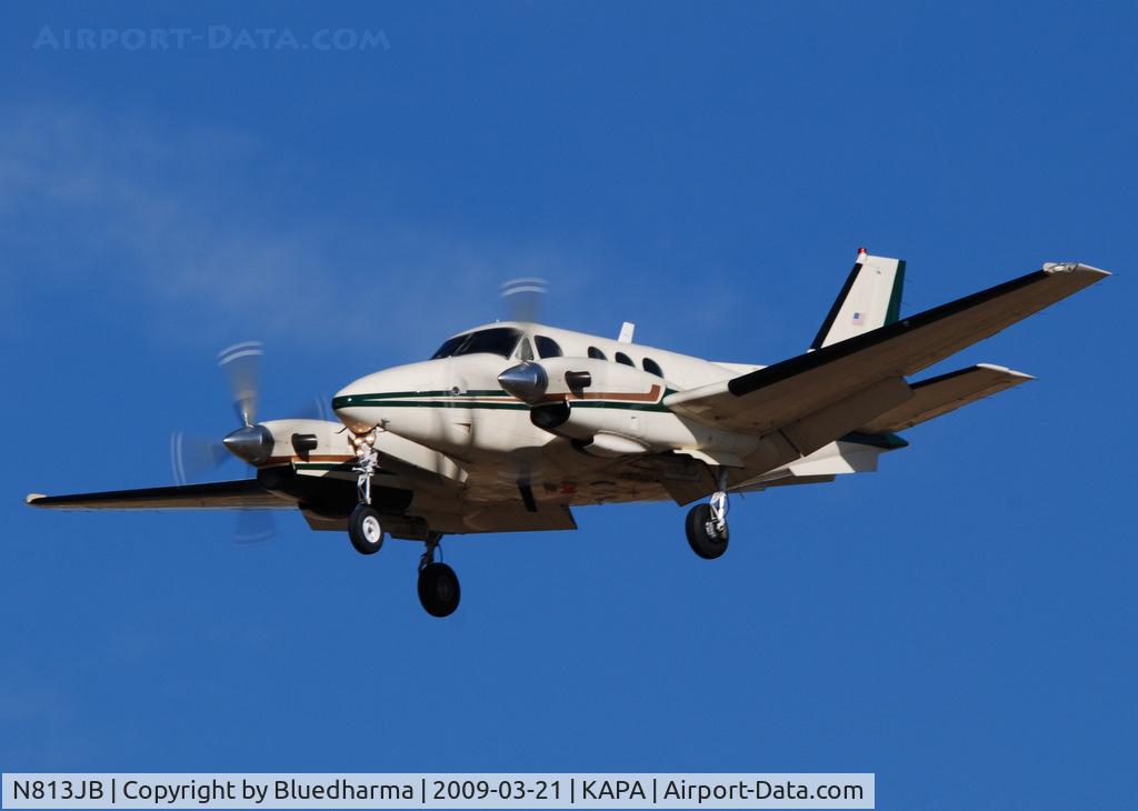 N813JB, 1980 Beech C90 King Air C/N LJ-899, On final approach to 17L.