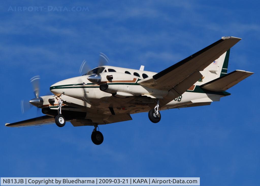 N813JB, 1980 Beech C90 King Air C/N LJ-899, On final approach to 17L.