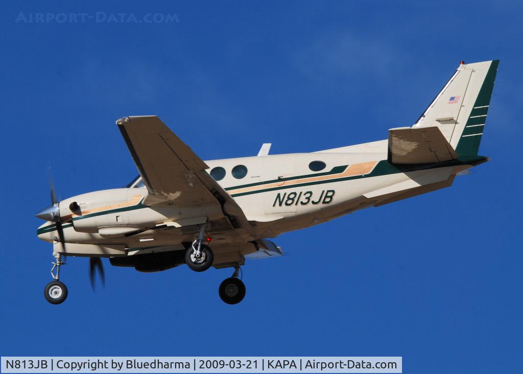 N813JB, 1980 Beech C90 King Air C/N LJ-899, On final approach to 17L.