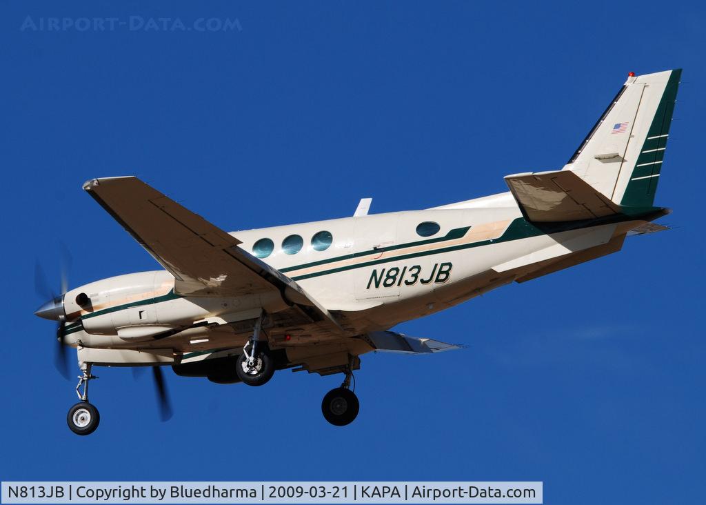N813JB, 1980 Beech C90 King Air C/N LJ-899, On final approach to 17L.